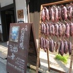 Kantekiya Kaname - 2015/7　お店の前で魚を干してます