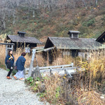 鶴の湯温泉 - 奥が混浴温泉