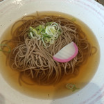 三丁目 - こ…これは…真っ平らなお皿？に温蕎麦…できたら黒の丼に入れて欲しかったでござる…