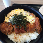 三丁目 - おぉぉう…なんかみすぼらしいカツ丼だ…だがこれがこの地域では愛されてるのだろう