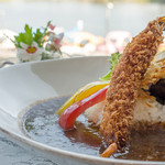 江藤ボートハウスレイクサイドオープンカフェ - エビフライカレー♪有頭エビフライが豪華です！