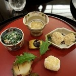 日本料理 太月 - スルメイカの塩辛、鱈子の煮付け、海老の真丈を揚げたもの、とこぶし、縮みほうれん草の白和え、粟麩の田楽