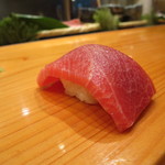 天寿し - 1貫目、中トロ(大間の鮪180kg)