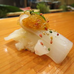 天寿し - 2貫目、烏賊(美しい飾切り、雲丹・トビッコ・錦胡麻のトッピング)