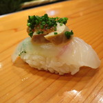 天寿し - 6貫目、平目(肝と紅葉おろしをのせた大好きな定番)