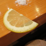 天寿し - 最後に指で食べる方が大半なので、臭い消しの指拭きレモン(実際は生臭さは無いですけど)