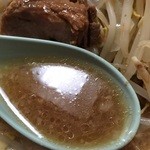 もみじ屋 - 豚骨スープに濃口醤油と味醂のコンビネーション。味醂やや強めに感じる。