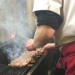 やきとり良太 - この日はカウンター端でご主人の焼きが見られて楽しい！