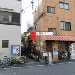 ミファレ - お店は路地にある。