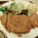 ミファレ - サクッと揚がった大きな豚カツ。