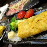 お酒と家庭料理 彩 - お通し第三弾！手前が甘めのだし巻き玉子、奥が甘くないだし巻き玉子