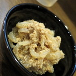 お酒と家庭料理 彩 - お通し一品目の糸コンニャクとたらこの煮物