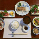 なじま - 2500円の昼定食 全景