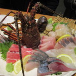 博多海鮮 雅 - 最初に運ばれて来た料理は伊勢海老を中心としたお造り、さすがに磯貝で修業されたオーナーとても美味しい新鮮なお刺身でした。
            
