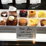 グゥ - だれか～お土産にちょうだいよぉ