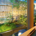 うなぎ屋 廣川 - 窓からは京都らしい庭が。