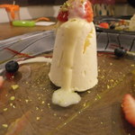 シクラメンテ - ホワイトチョコのセミフレッド(アップ)