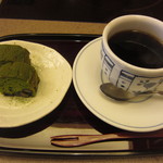 かごの屋 - おいしい抹茶パウンドとコーヒーのセットは、３００円。コーヒーはお代わりできます。