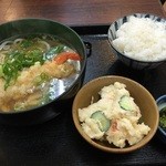 寺子屋 - 天ぷらうどん定食８５０円（税込）定食には、ご飯、漬物、小鉢が付き、小鉢は選べます。手作りのお惣菜が嬉しい。