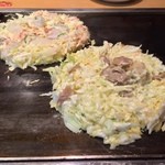 鶴橋風月 - 店員さんが作ってくれます。