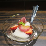 割烹 清風 - 姫林檎、梨、苺の薔薇のゼリーがけ