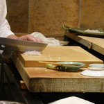 初音鮨 - 淡路ハモさばく