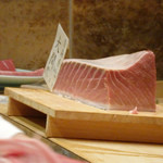 初音鮨 - マグロをカット