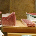 初音鮨 - マグロをカット