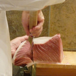 初音鮨 - 鮪をカット