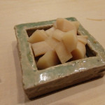 初音鮨 - ガリ(角切りのガリ。生姜の風味が強めでいい）