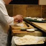 初音鮨 - 牡蠣を握る