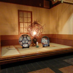 初音鮨 - キレイに飾りつけがなされた座敷のウエイティングルーム