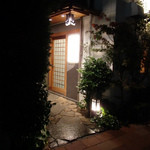 初音鮨 - 鮨屋らしからぬ(笑)かわいい外観。
      店名が英字表記なのは外国の客層にも有難い。