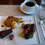 ピタゴラスイーツ - 盛り合わせ３種。ドリンクは穀物コーヒー。