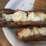 みんなのパン - クリームチーズと、くるみとメープルのパン。
                                1個糖質10g弱位だったかな。
                                コクがあって美味しい。
                                
                                中身クリチみっちり。