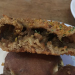 みんなのパン - ふすまの焼きカレーパン、断面。
                                カレーパンまるっと1個食べて、糖質5g位。
                                しかも食べやすい。