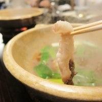 比良山荘 - 食べ頃熊肉の持ち上げ
