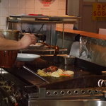 オカヤ食堂 - 激辛焼きそばの調理途中です。大将の手さばきに注目です☆