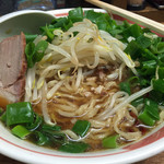 麺壱 吉兆 - 【料理】ネギそば、　そぼろ焼豚、もやし、青ネギ、ピリ辛スープ
