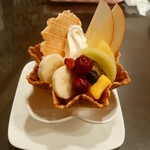 ソフトクリーム カフェ - 「季節のフルーツワッフル」 ¥590