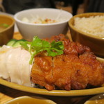 シンガポール 海南鶏飯 - シンガポールチキンライス（ハーフ&ハーフ）