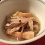 Sanshou - 先付：茸とお揚げ・白菜の煮浸し