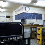 双基 - 店内の風景です。ちょうど真ん中ぐらいから奥を撮っています。右手奥が調理場となっていますよ。店内は全てテーブル席のみです。４人掛けか６人掛けぐらいですね。白を基調とした落ち着いた雰囲気のお店です。