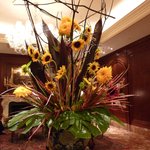 香桃 - １階ロビーの花が、黄色系に変わっていました