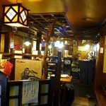 居酒屋まるた - 民芸調の店内