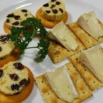 Izakaya Maruta - レーズンバターとカマンベールチーズ