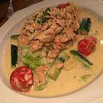 bistro アナログ舎 - 駿河湾桜海老とキャベツのアンチョビクリーム 750円。