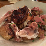 bistro アナログ舎 - 男爵、フォワグラ、生ハム、トロッと玉子のバルセロナのバルで人気の一品 880円。