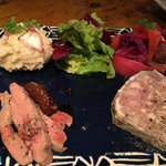 bistro アナログ舎 - 前菜の4種盛り（燻製蛸とパンチェッタでポテトサラダ・豚レバーのコンフィ フォワグラ仕立て・パテドカンパーニュ等）1,200円。