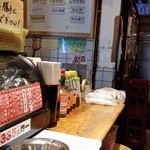 居酒屋 若大将 - 入口両サイドは、カウンター席、奥にはテーブル席があった。